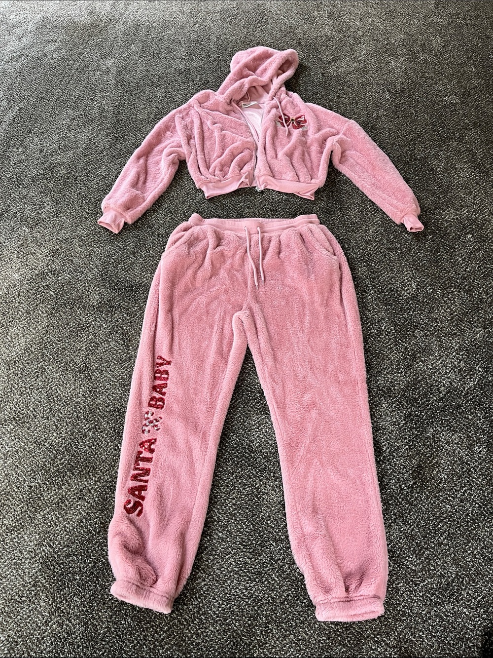Women’s sweatsuit cute !